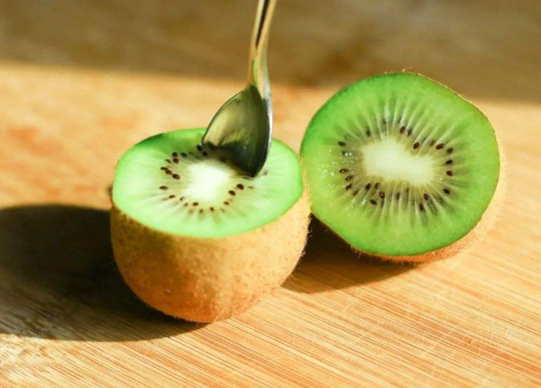 吃10强酸性水果中的苹果和猕猴桃，能生女孩是真的吗？